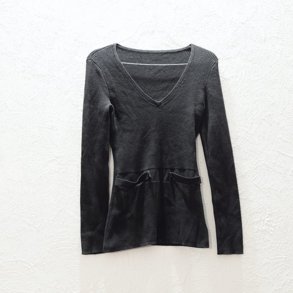 Black Ribbed Knit V-neck Fitted Sweater | Size S
